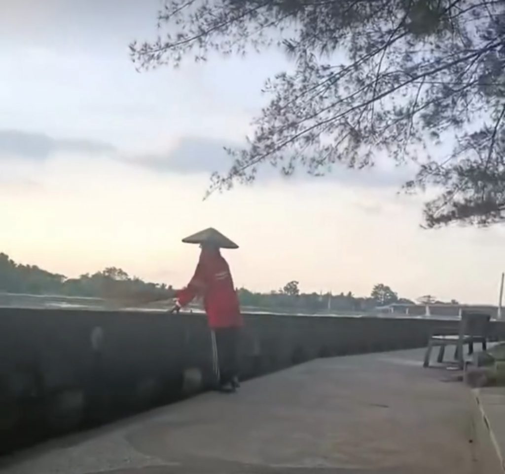 Aksi seorang petugas kebersihan yang membuang sampah ke Sungai Mahakam di kawasan Creative Park Tenggarong menjadi sorotan publik.