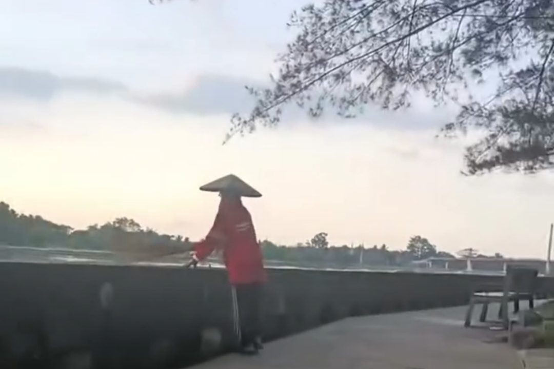 Aksi seorang petugas kebersihan yang membuang sampah ke Sungai Mahakam di kawasan Creative Park Tenggarong menjadi sorotan publik.