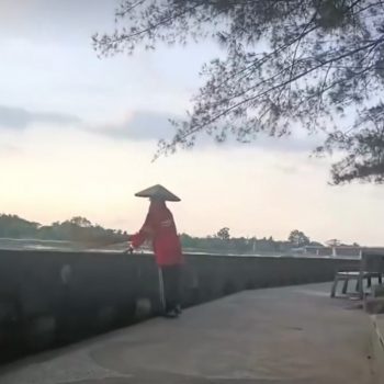 Aksi seorang petugas kebersihan yang membuang sampah ke Sungai Mahakam di kawasan Creative Park Tenggarong menjadi sorotan publik.