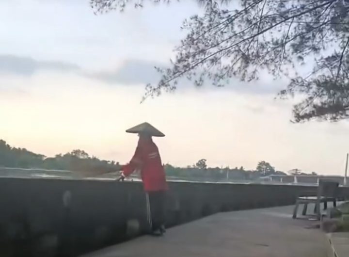 Aksi seorang petugas kebersihan yang membuang sampah ke Sungai Mahakam di kawasan Creative Park Tenggarong menjadi sorotan publik.