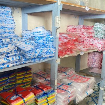 Berbagai jenis plastik kemasan yang mengalami kenaikan harga dijual di toko kawasan Tenggarong, Kutai Kartanegara.