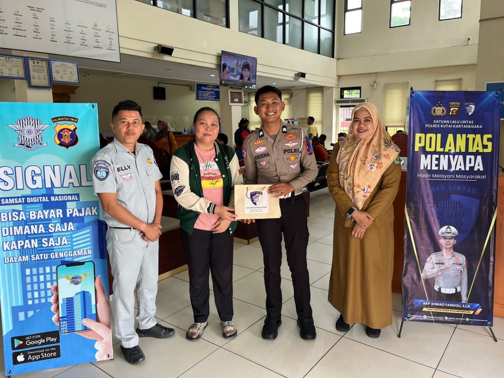 Satlantas Polres Kutai Kartanegara menghadirkan inovasi pelayanan Polantas Menyapa bagi masyarakat.