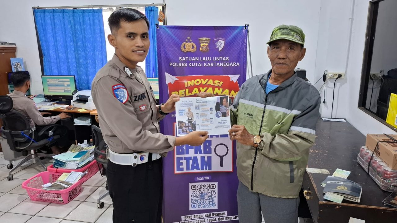 Kegiatan “Polantas Menyapa” sebagai upaya peningkatan pelayanan publik oleh Satlantas Polres Kukar.
