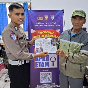 Kegiatan “Polantas Menyapa” sebagai upaya peningkatan pelayanan publik oleh Satlantas Polres Kukar.