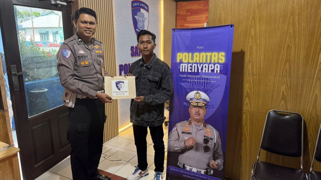 Kegiatan “Polantas Menyapa” sebagai upaya peningkatan pelayanan publik oleh Satlantas Polres Kukar.
