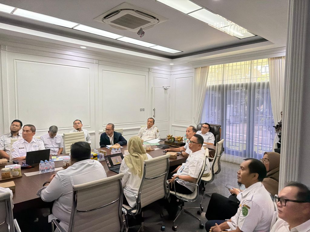 Rapat koordinasi Pemkab Kukar dan Dinas PUPR Kaltim membahas progres dan rencana lanjutan pembangunan infrastruktur strategis, Rabu (8/4/2026).