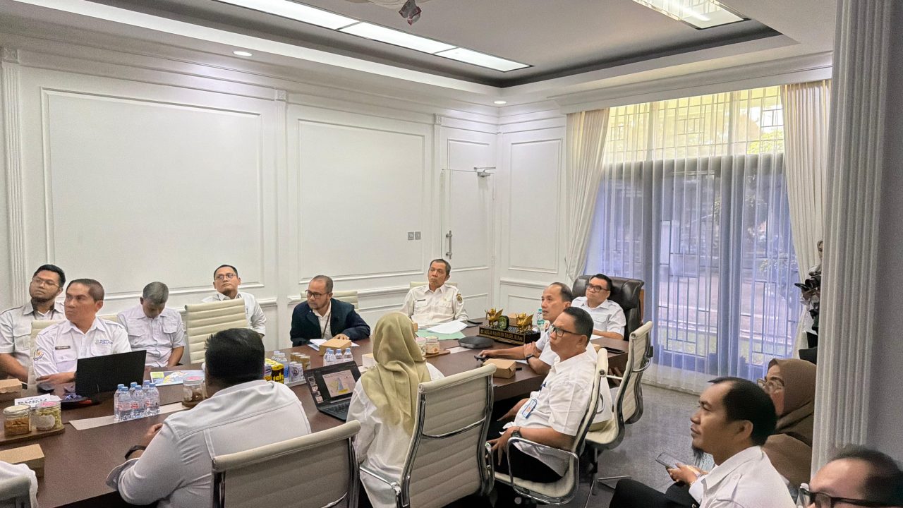 Rapat koordinasi Pemkab Kukar dan Dinas PUPR Kaltim membahas progres dan rencana lanjutan pembangunan infrastruktur strategis, Rabu (8/4/2026).