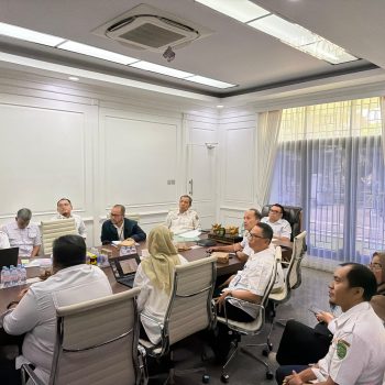Rapat koordinasi Pemkab Kukar dan Dinas PUPR Kaltim membahas progres dan rencana lanjutan pembangunan infrastruktur strategis, Rabu (8/4/2026).