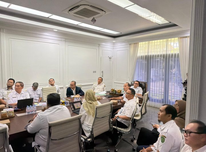 Rapat koordinasi Pemkab Kukar dan Dinas PUPR Kaltim membahas progres dan rencana lanjutan pembangunan infrastruktur strategis, Rabu (8/4/2026).