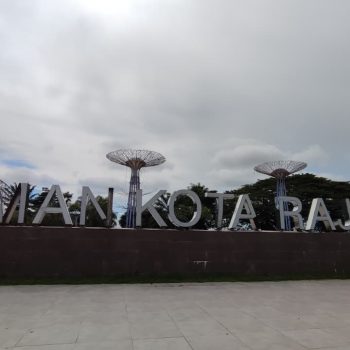 Taman Kota Raja di Tenggarong.