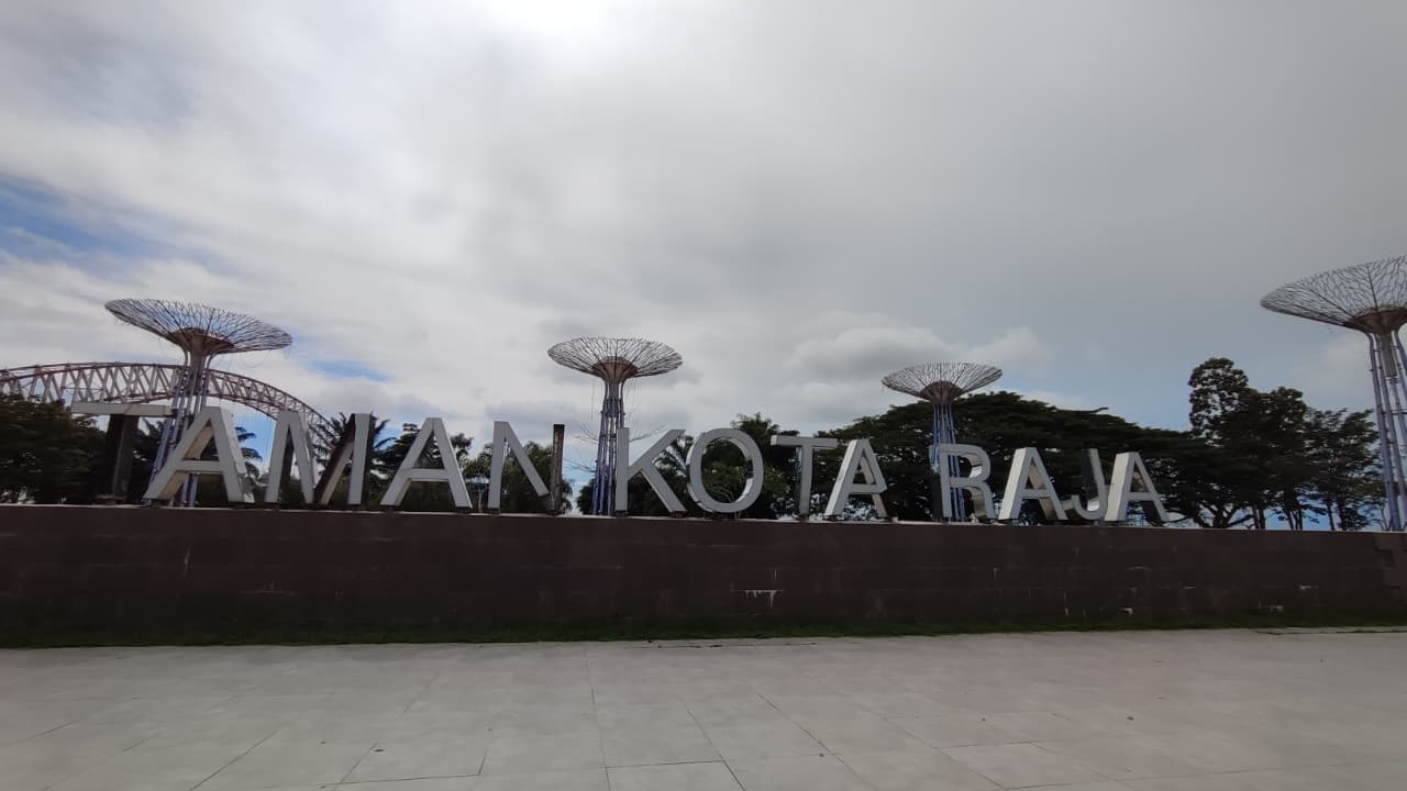 Taman Kota Raja di Tenggarong.