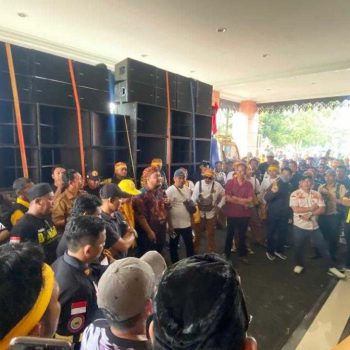 Massa aliansi ormas sampaikan tuntutan dalam aksi di depan Kantor DPRD Kutai Kartanegara.