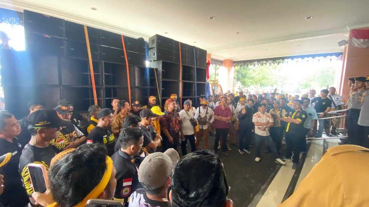 Massa aliansi ormas sampaikan tuntutan dalam aksi di depan Kantor DPRD Kutai Kartanegara.