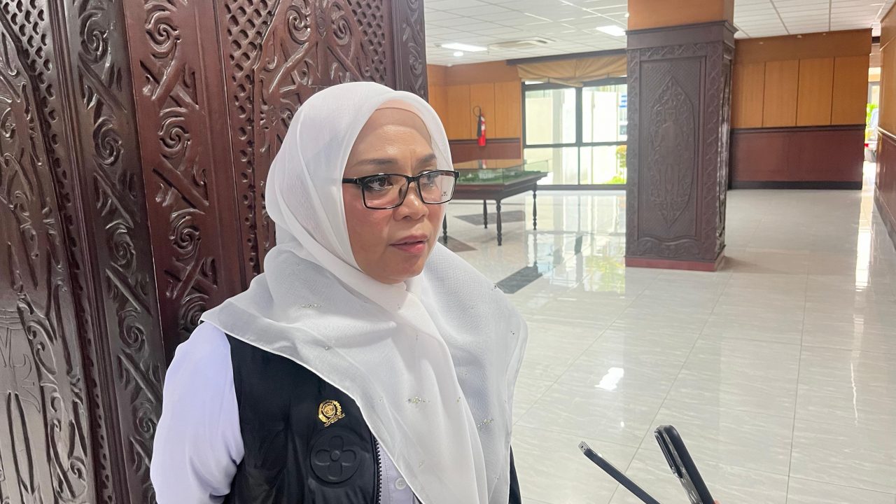 Syahariah Mas’ud saat memberikan keterangan terkait proyek pembangunan sekolah mangkrak di Kalimantan Timur.