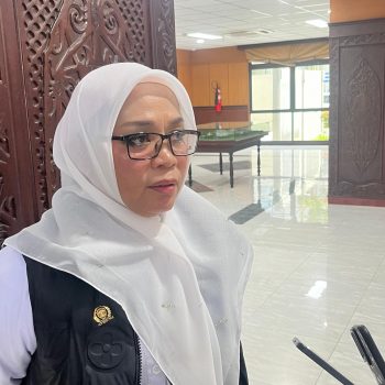 Syahariah Mas’ud saat memberikan keterangan terkait proyek pembangunan sekolah mangkrak di Kalimantan Timur.