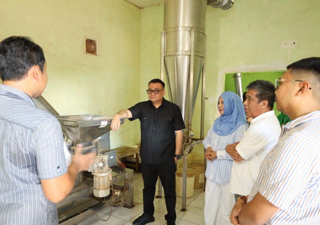 Bupati Kutai Kartanegara, Aulia Rahman Basri, melakukan kunjungan ke PT DJB Botanicals Indonesia terkait tata kelola kratom, Selasa (28/4/2026). (Dok. Kukarpaper)