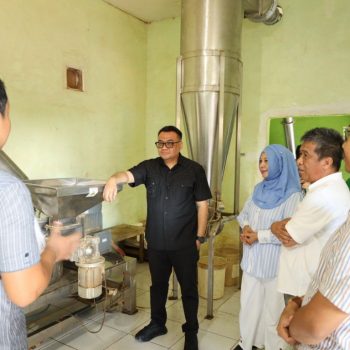 Bupati Kutai Kartanegara, Aulia Rahman Basri, melakukan kunjungan ke PT DJB Botanicals Indonesia terkait tata kelola kratom, Selasa (28/4/2026). (Dok. Kukarpaper)