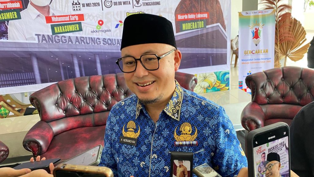 Kepala Disdikbud Kukar, Heriansyah, memberikan keterangan kepada awak media usai kegiatan di Tangga Arung Square.