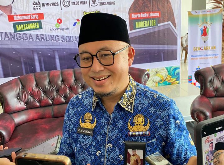Kepala Disdikbud Kukar, Heriansyah, memberikan keterangan kepada awak media usai kegiatan di Tangga Arung Square.