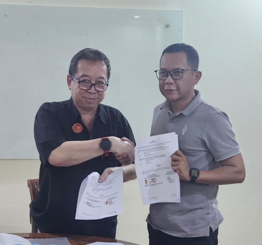 Ketua Kadin Kukar, Dedi Sudarya, bersama Direktur PT Tunggang Parangan, Awang Muhammad Lutfi, saat penandatanganan kesepahaman kerja sama.