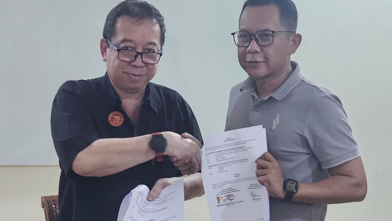 Ketua Kadin Kukar, Dedi Sudarya, bersama Direktur PT Tunggang Parangan, Awang Muhammad Lutfi, saat penandatanganan kesepahaman kerja sama.
