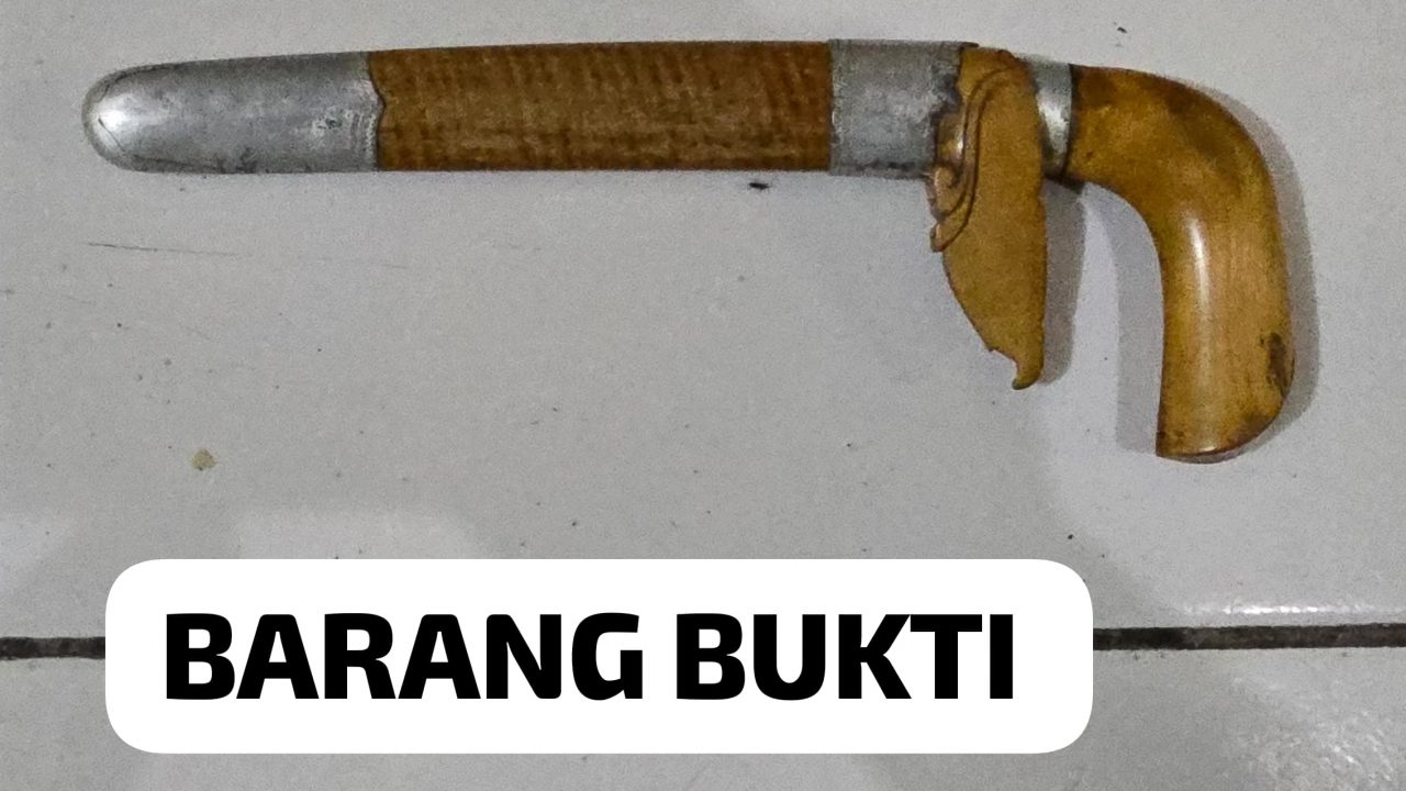 Sebilah badik lengkap dengan sarung diamankan polisi sebagai barang bukti kasus penikaman di Kecamatan Loa Janan.