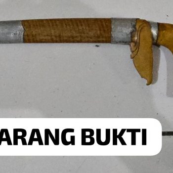 Sebilah badik lengkap dengan sarung diamankan polisi sebagai barang bukti kasus penikaman di Kecamatan Loa Janan.