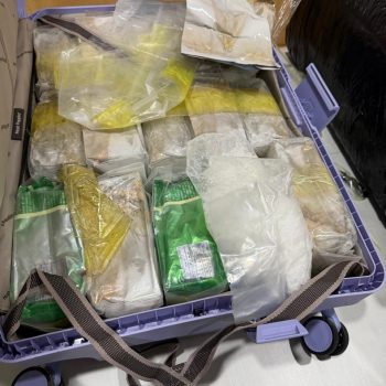Salah satu barang bukti berupa koper berisi sabu dalam pengungkapan jaringan narkotika nasional di Kalimantan Timur.