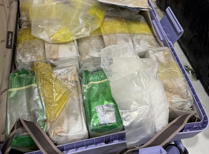 Salah satu barang bukti berupa koper berisi sabu dalam pengungkapan jaringan narkotika nasional di Kalimantan Timur.