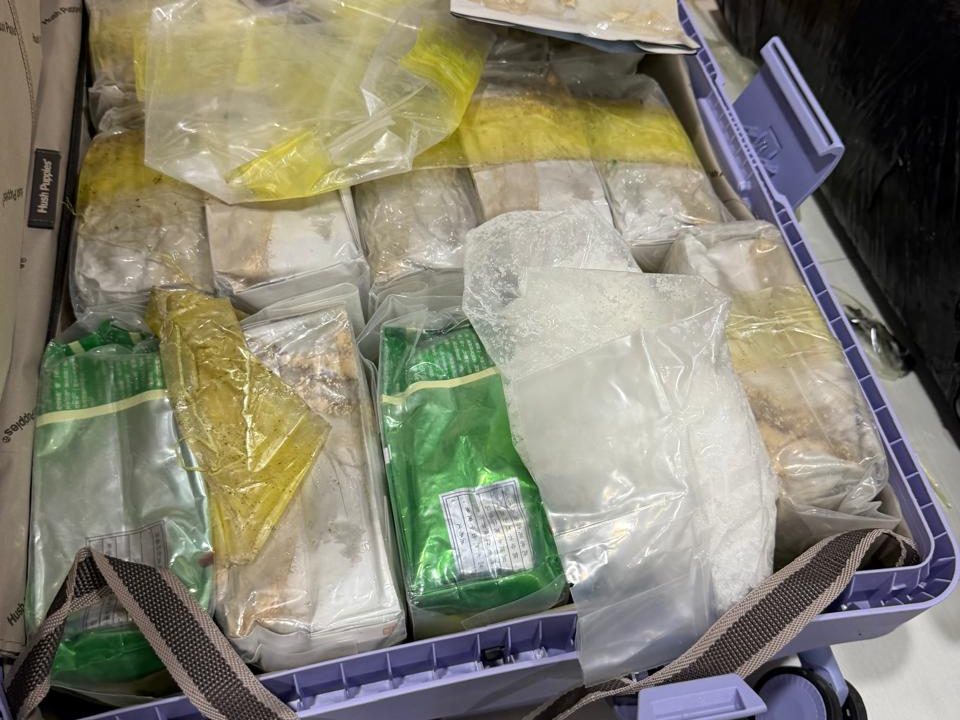 Salah satu barang bukti berupa koper berisi sabu dalam pengungkapan jaringan narkotika nasional di Kalimantan Timur.