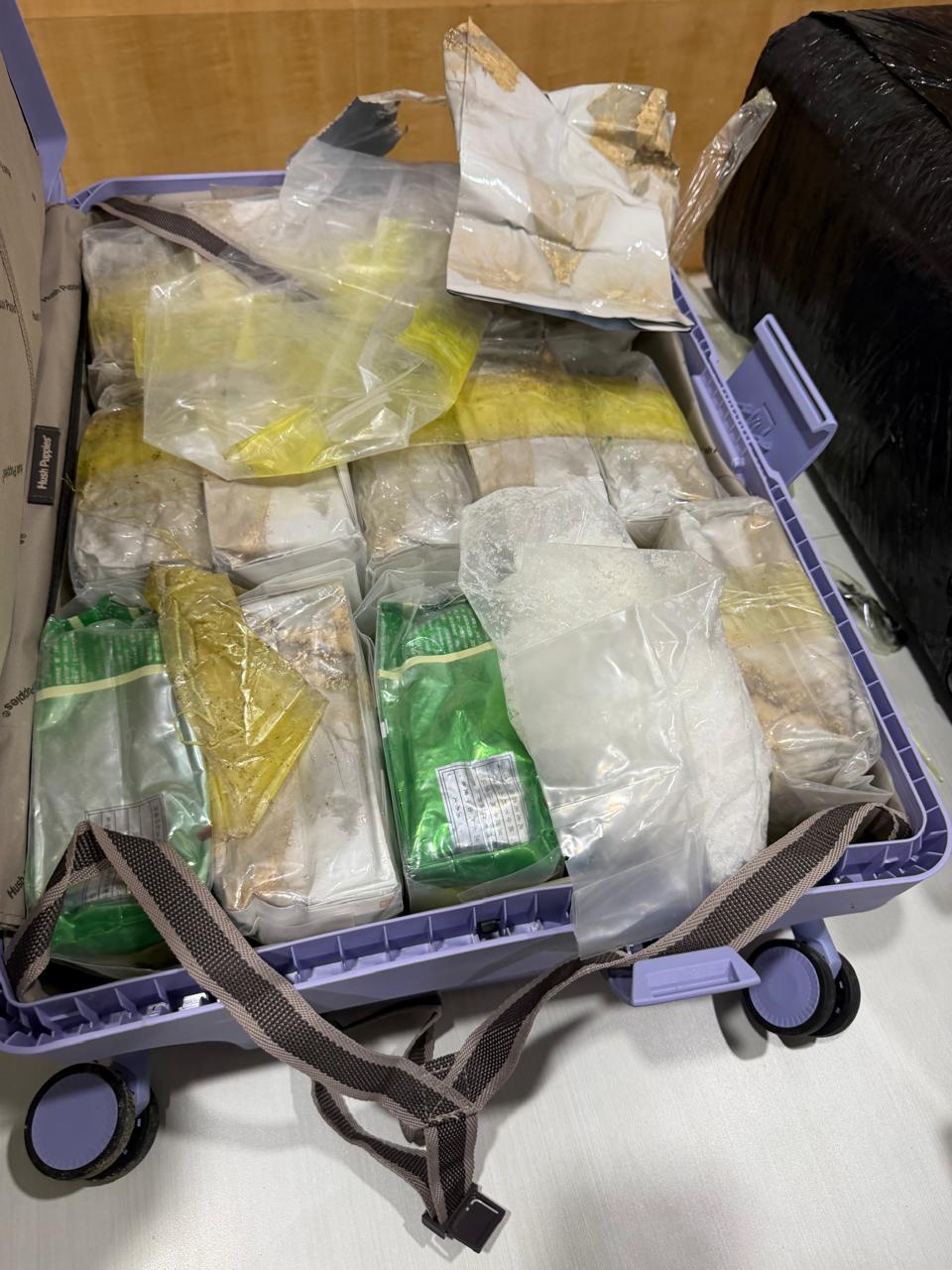 Salah satu barang bukti berupa koper berisi sabu dalam pengungkapan jaringan narkotika nasional di Kalimantan Timur.