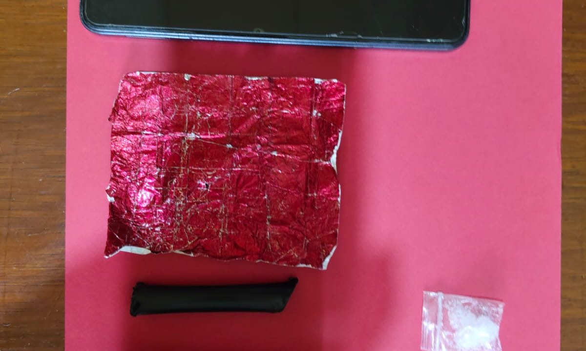 Polsek Tabang mengamankan dua paket sabu, kotak rokok, dan satu unit ponsel dari tersangka kasus narkotika.