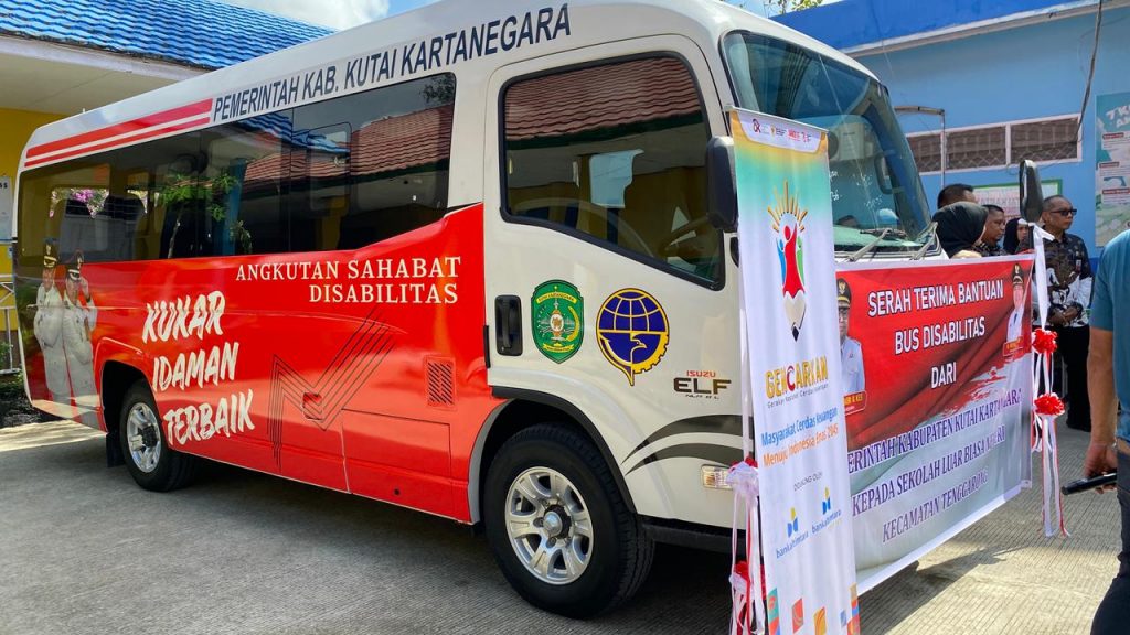Pemkab Kukar memberikan bantuan bus sekolah bagi SLBN Tenggarong untuk mendukung kegiatan siswa disabilitas.