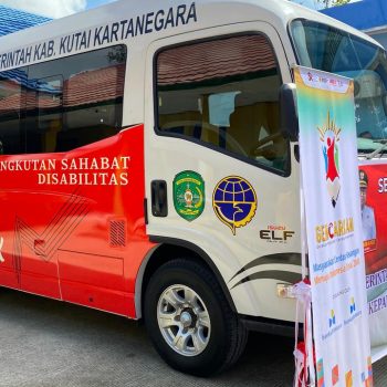 Pemkab Kukar memberikan bantuan bus sekolah bagi SLBN Tenggarong untuk mendukung kegiatan siswa disabilitas.