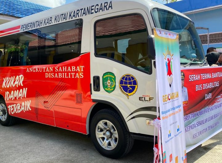 Pemkab Kukar memberikan bantuan bus sekolah bagi SLBN Tenggarong untuk mendukung kegiatan siswa disabilitas.
