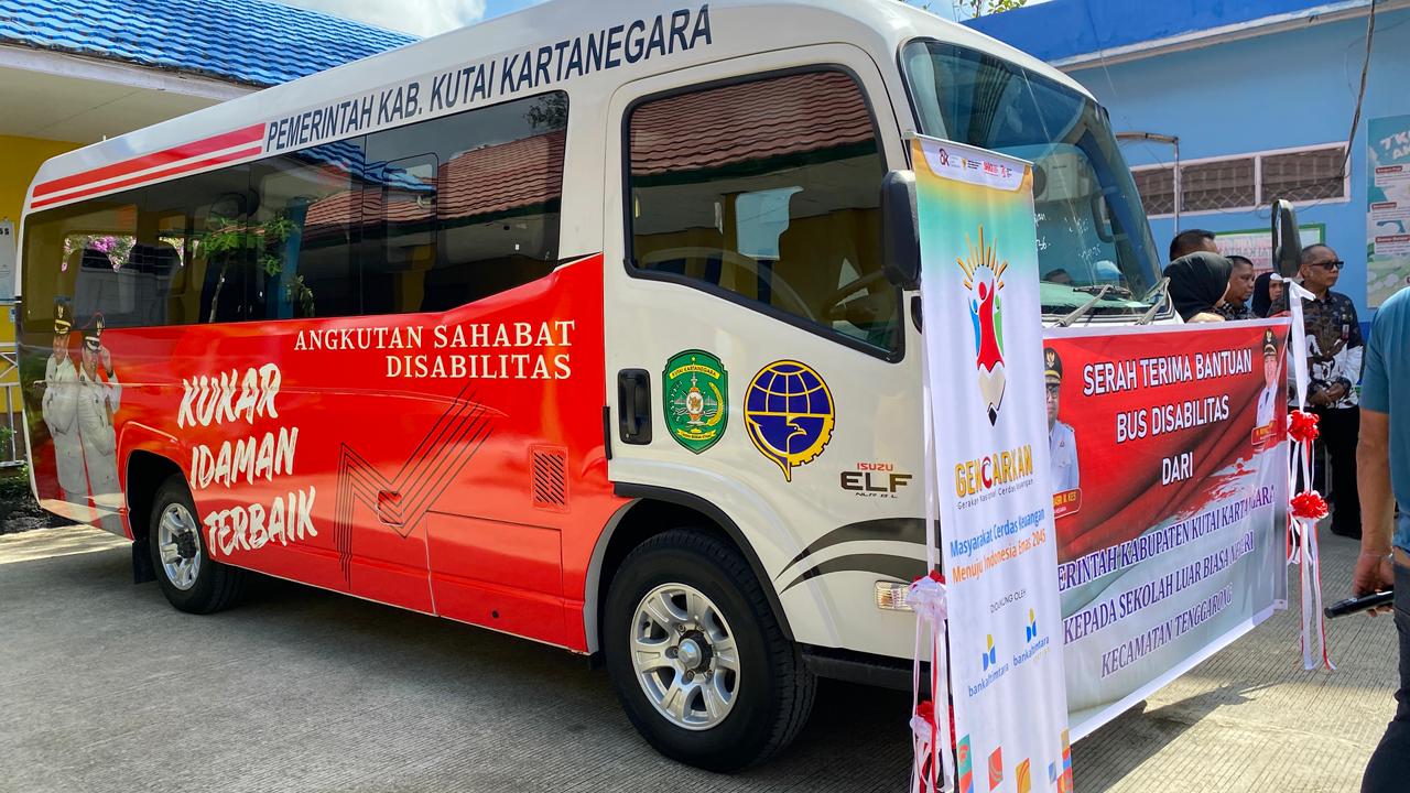 Pemkab Kukar memberikan bantuan bus sekolah bagi SLBN Tenggarong untuk mendukung kegiatan siswa disabilitas.