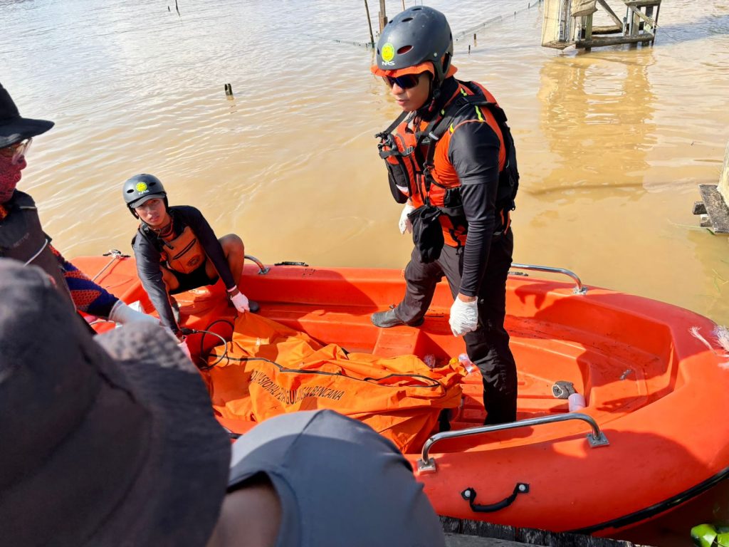 Tim SAR Gabungan mengevakuasi korban yang ditemukan di Sungai Mahakam, Kutai Kartanegara.