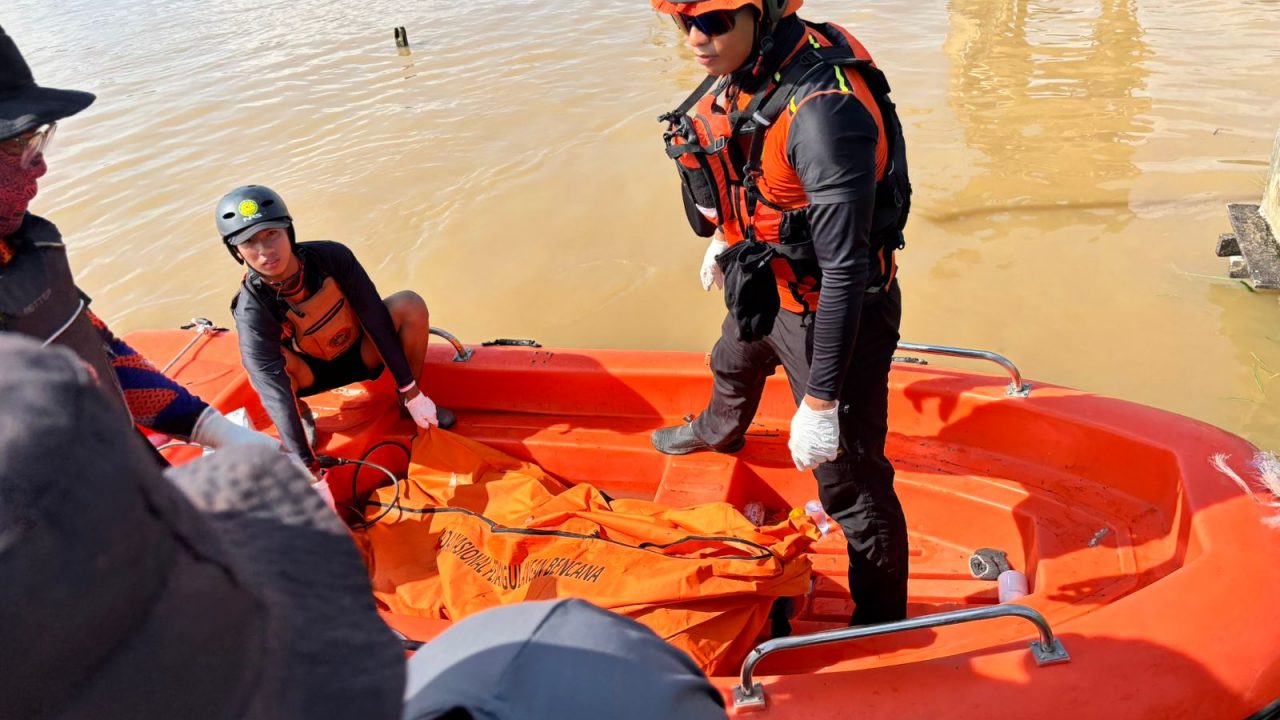 Tim SAR Gabungan mengevakuasi korban yang ditemukan di Sungai Mahakam, Kutai Kartanegara.