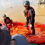 Tim SAR Gabungan mengevakuasi korban yang ditemukan di Sungai Mahakam, Kutai Kartanegara.