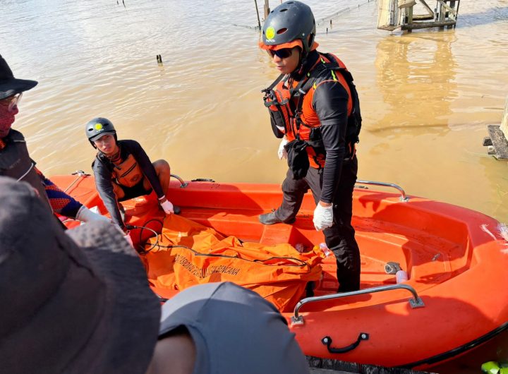 Tim SAR Gabungan mengevakuasi korban yang ditemukan di Sungai Mahakam, Kutai Kartanegara.