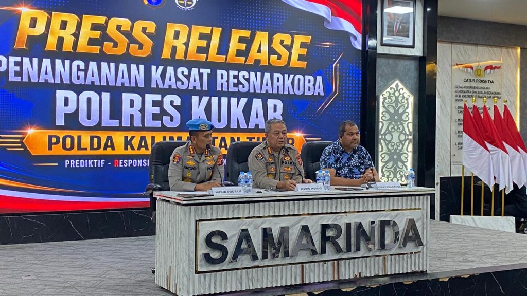 Polda Kaltim menggelar konferensi pers kasus etomidate yang melibatkan Kasat Resnarkoba Polres Kukar di Samarinda, Minggu (17/5/2026).
