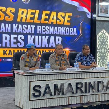 Polda Kaltim menggelar konferensi pers kasus etomidate yang melibatkan Kasat Resnarkoba Polres Kukar di Samarinda, Minggu (17/5/2026).