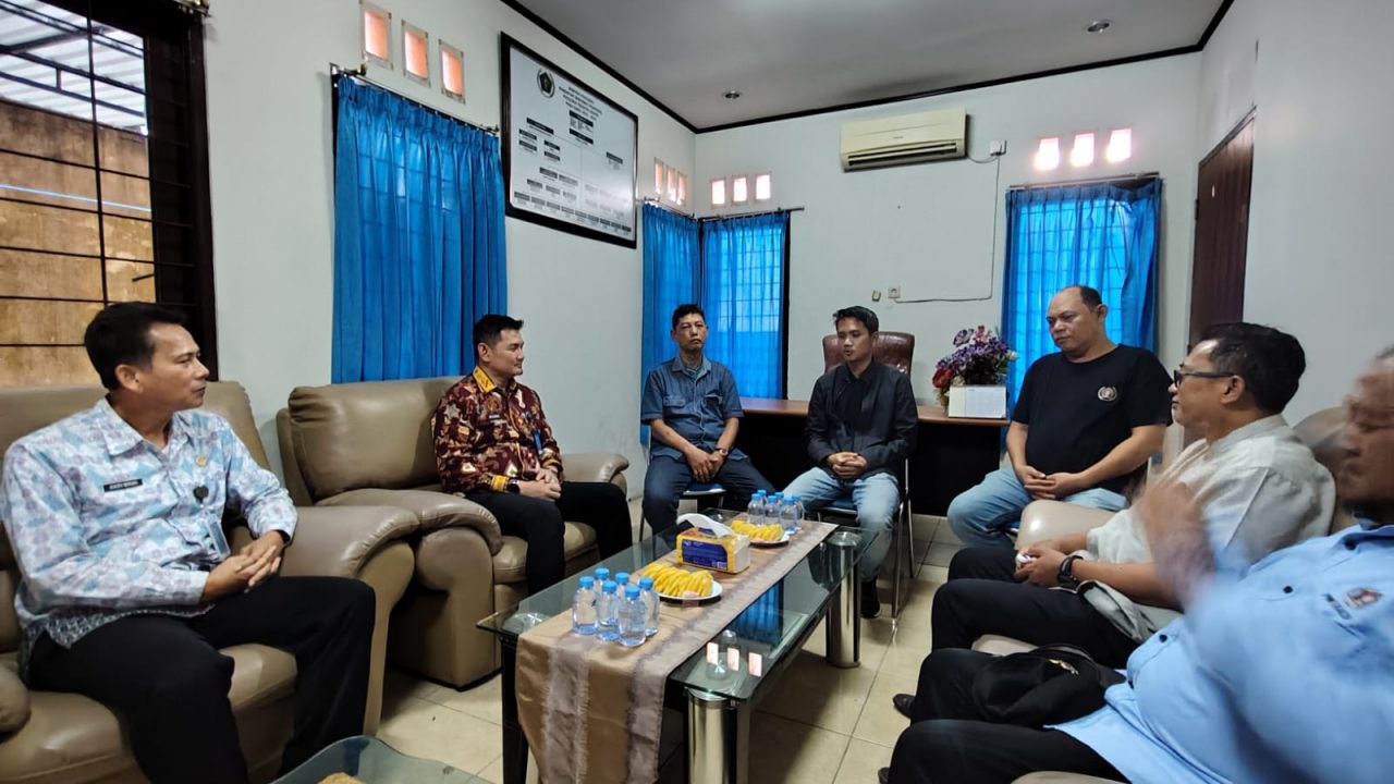 Suasana kunjungan resmi Kantor Imigrasi Kelas I TPI Samarinda ke Kantor PWI Kalimantan Timur guna mempererat sinergi bersama insan pers.