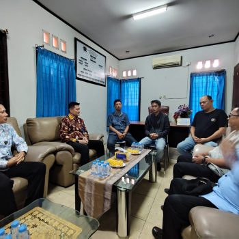Suasana kunjungan resmi Kantor Imigrasi Kelas I TPI Samarinda ke Kantor PWI Kalimantan Timur guna mempererat sinergi bersama insan pers.