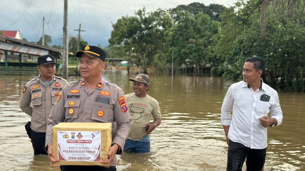 Polsek Muara Wahau salurkan bantuan sembako untuk warga terdampak banjir di Desa Jak Luay.