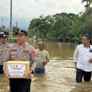 Polsek Muara Wahau salurkan bantuan sembako untuk warga terdampak banjir di Desa Jak Luay.