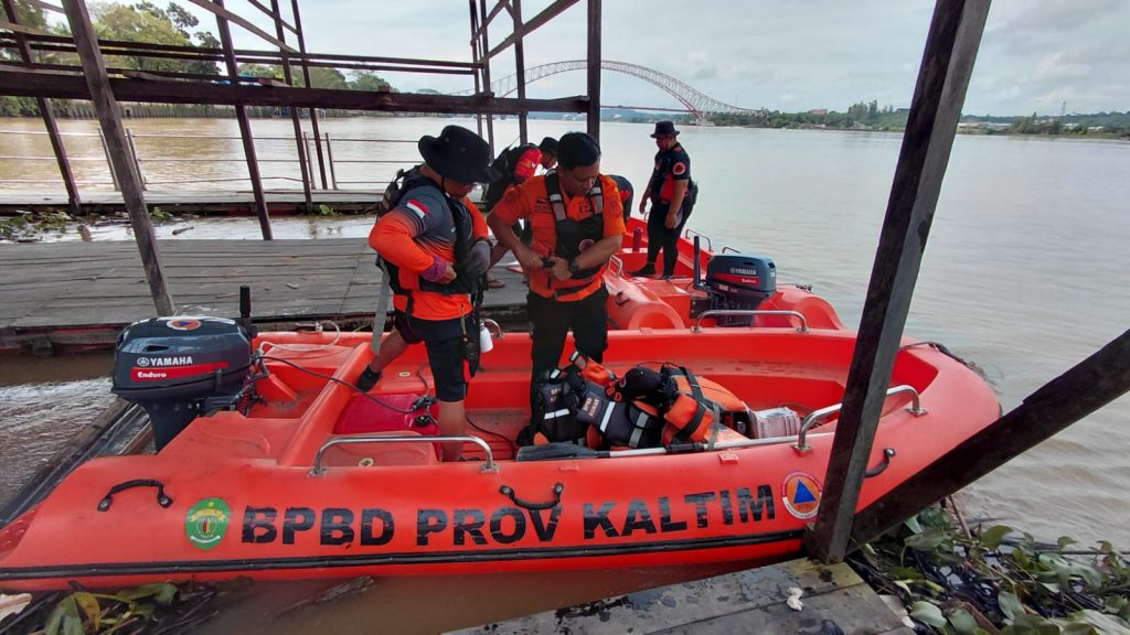 Tim SAR gabungan melakukan pencarian terhadap pria yang dilaporkan hilang di Sungai Mahakam, Loa Kulu.