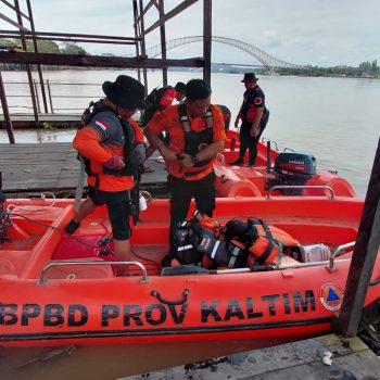 Tim SAR gabungan melakukan pencarian terhadap pria yang dilaporkan hilang di Sungai Mahakam, Loa Kulu.