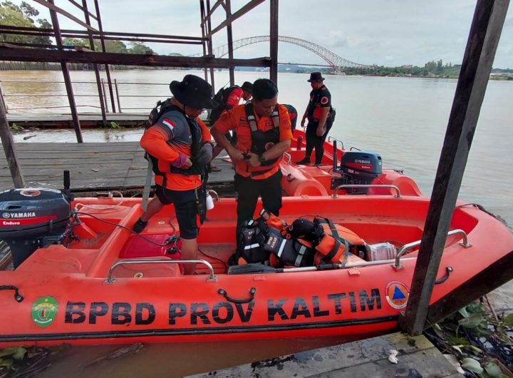 Tim SAR gabungan melakukan pencarian terhadap pria yang dilaporkan hilang di Sungai Mahakam, Loa Kulu.