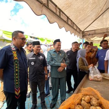 Peninjauan langsung pelaksanaan Gerakan Pangan Murah di Kecamatan Loa Kulu jelang Hari Raya Iduladha.